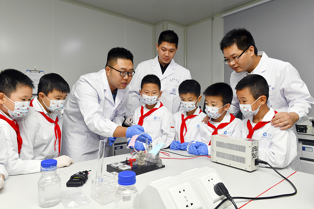 97622娱乐电子游戏科技：“碳中和”为啥能拯救地球？萌娃们争做地球环保小卫士